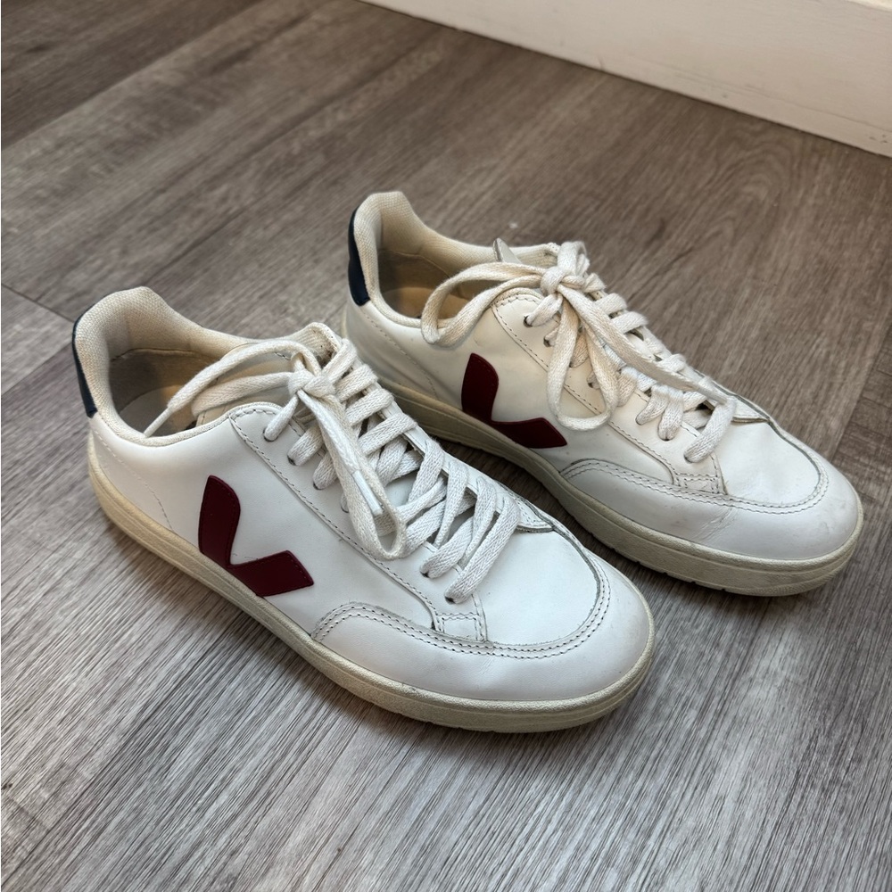 Veja Men's White Sneakers with Burgundy Accents (used)